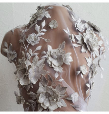 01/01 Розы серебро. Объемное вышитое кружево на белом фатине